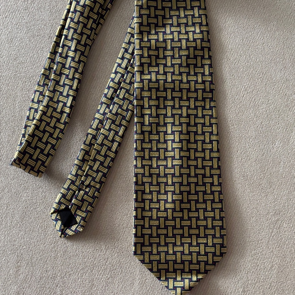 Elegant Black and Gold Patterned Tie